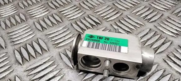 Volvo V70 Air conditioning (A/C) expansion valve 7036866