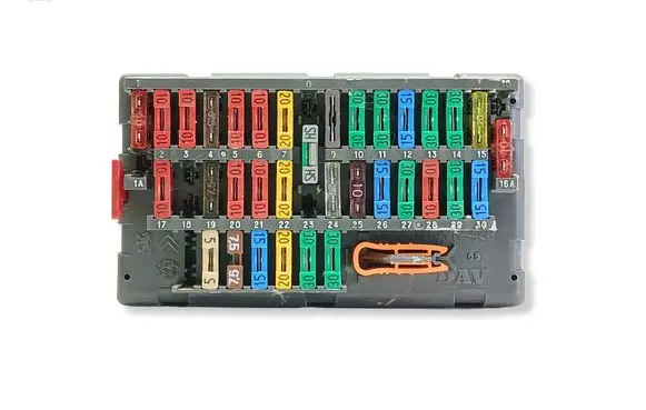 Peugeot 406 Fuse module 94592881