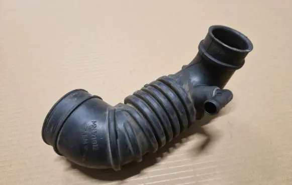 Mitsubishi L200 Turbo air intake inlet pipe/hose MN171012