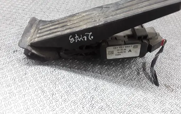 Volkswagen PASSAT B6 Accelerator throttle pedal 1K1721503P