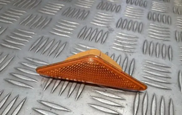 Front fender indicator light