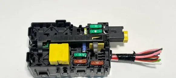Peugeot 3008 II Fuse module 9806192580 27375