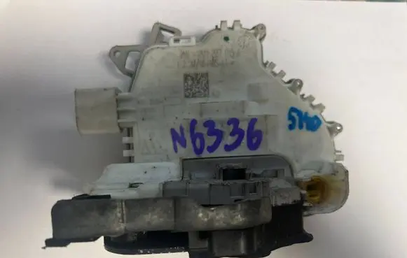 Audi Q7 4L Front door lock 8J1837015E