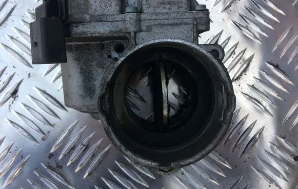 Volkswagen Golf V Throttle valve 03G128063C