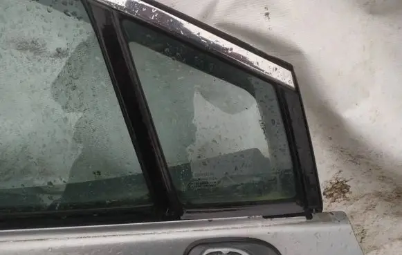 Toyota Avensis T270 Front door vent window glass four-door 