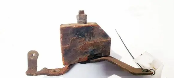 Engine mounting bracket