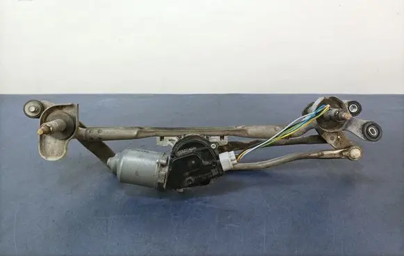 Mazda 5 Front wiper linkage and motor 