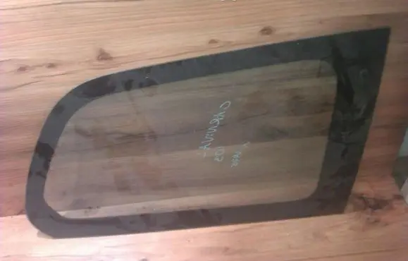 KIA Sedona Rear side window