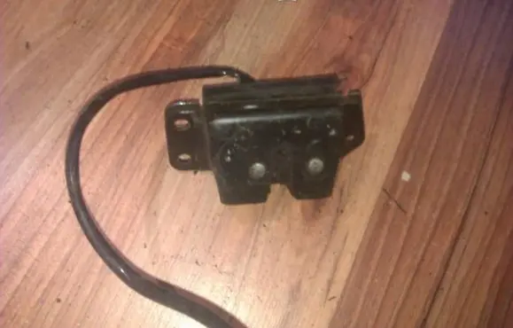 Subaru Impreza I Tailgate/trunk/boot lock/catch/latch