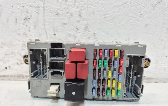 Alfa Romeo 159 Fuse module 50513353
