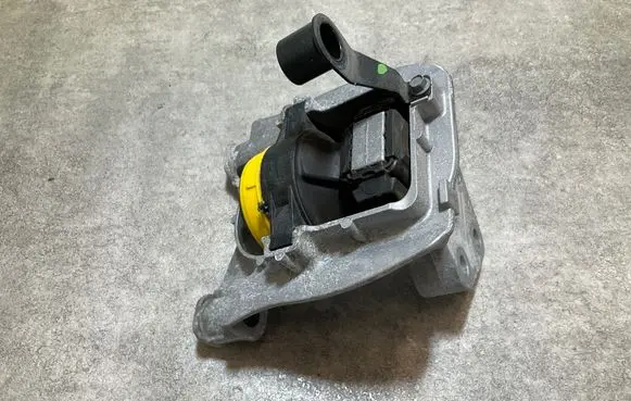 Engine mount bracket