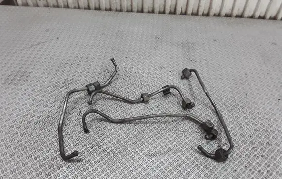 Volkswagen PASSAT B5 Fuel injector supply line/pipe 