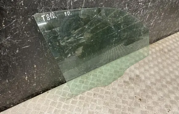 Volkswagen Amarok Front door window glass four-door