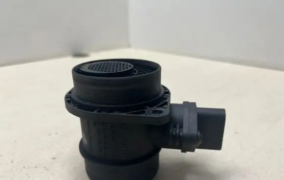 Volkswagen Touran I Mass air flow meter 038906461B 0281002531