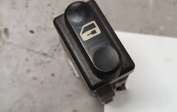 Nissan Qashqai Central locking switch button 28082 21000A