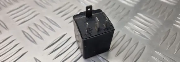 Volkswagen PASSAT B5 Other relay 3SB00488504 3A0951307