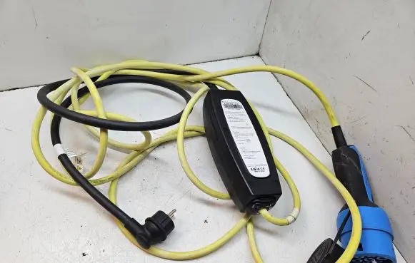 Mercedes-Benz GLC C253 Battery charger (optional) A0005831300