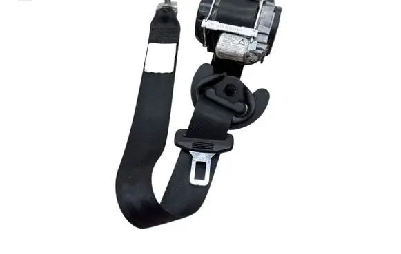 Volkswagen Golf VI Front seatbelt