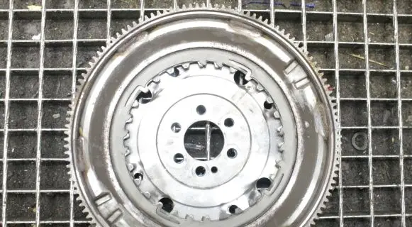 Volkswagen Polo VI Flywheel 04C105266F