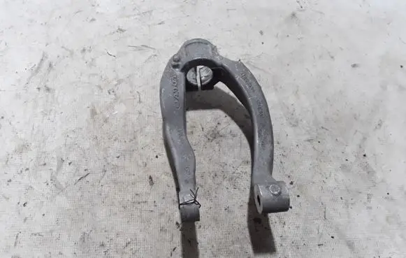 Volvo XC90 Lower shock absorber bracket 