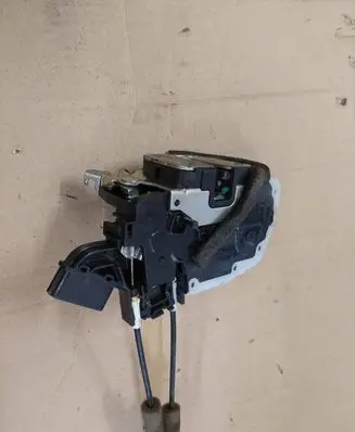 Nissan Leaf I (ZE0) Rear door lock E7114540