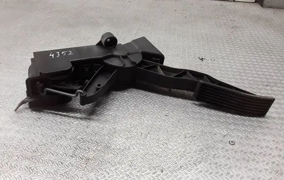 Mercedes-Benz B W245 Accelerator throttle pedal A1693000104