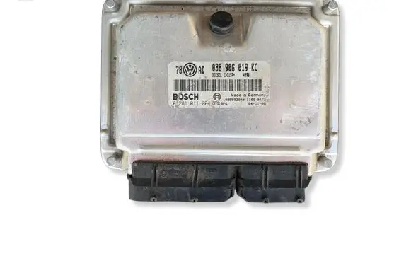 Volkswagen PASSAT B7 Engine control unit/module 038906019KC 0281011204 1039S02040