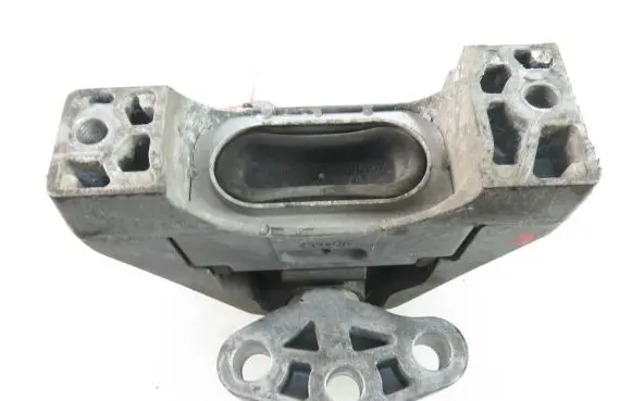 Engine mount vacuum valve