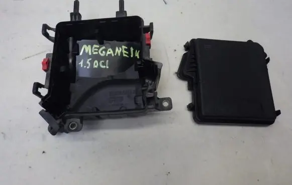 Renault Megane III Fuse box cover
