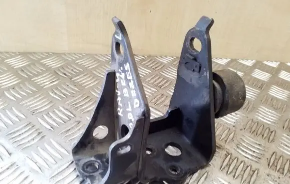 Toyota RAV 4 (XA20) Gearbox mounting bracket