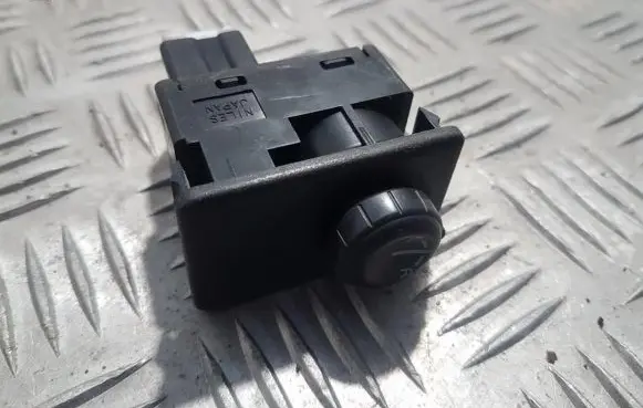 Nissan X-Trail T30 Wing mirror switch zll