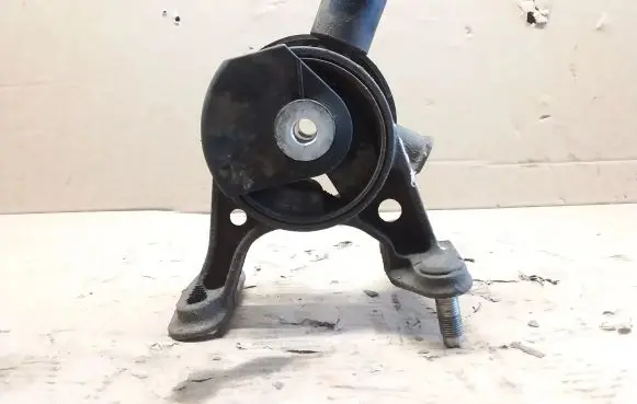 Toyota RAV 4 (XA40) Engine mount bracket