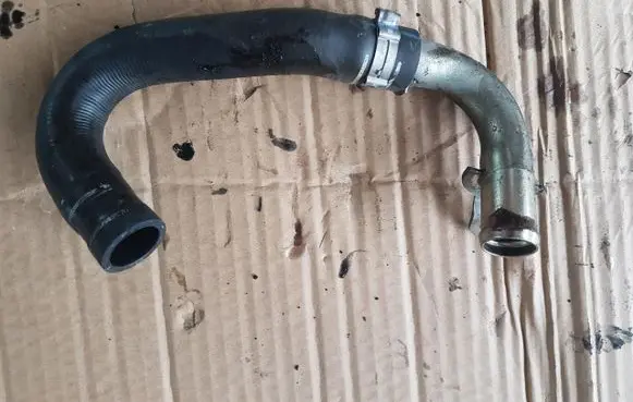 Engine coolant pipe/hose
