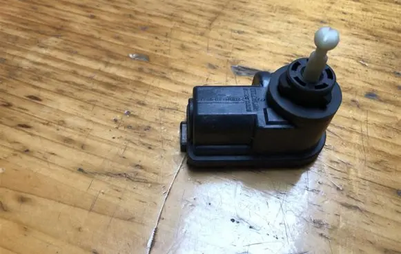 Ford Mondeo Mk III Headlight level adjustment motor 