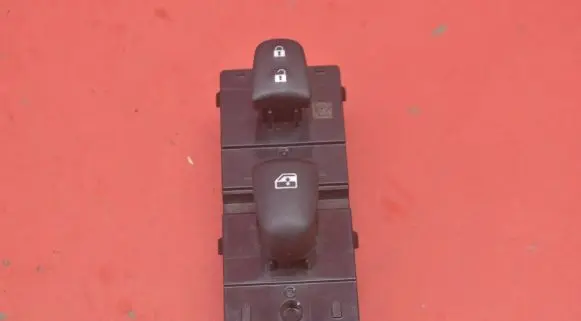 Nissan Qashqai Electric window control switch