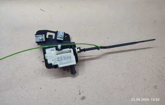 Fuel tank cap lock