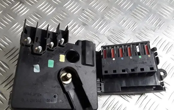 Mercedes-Benz E W211 Fuse module A2115460641 013948381