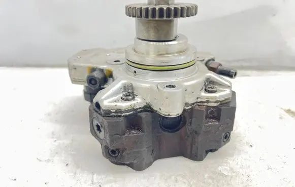 Mercedes-Benz E W211 Fuel injection high pressure pump A6420700201