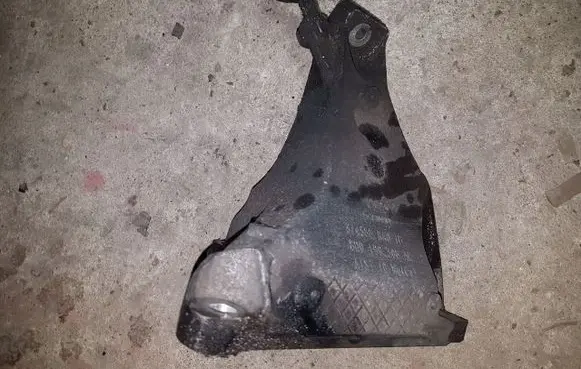 Volkswagen PASSAT B5.5 Engine mounting bracket 8D0199308AF