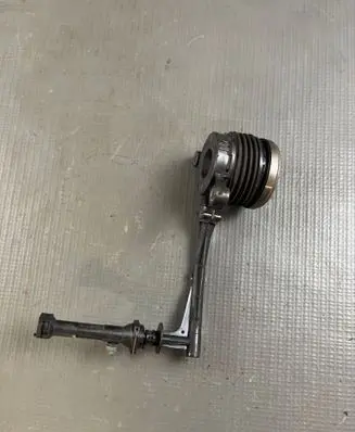 Dacia Duster II Clutch slave cylinder 305702737R