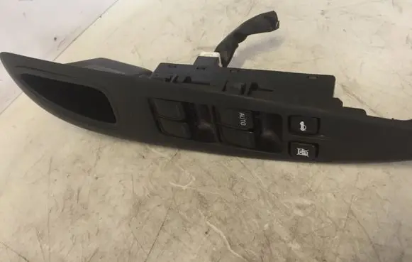 Nissan Primera Electric window control switch 25401AV640