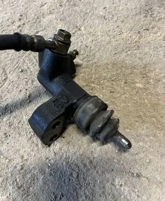 Nissan Almera N16 Clutch slave cylinder 