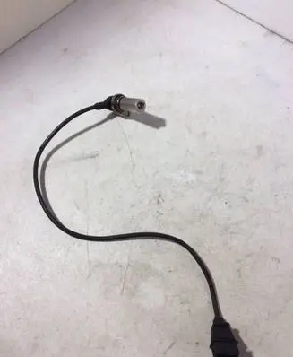 Volkswagen PASSAT B4 Crankshaft position sensor 028907319B
