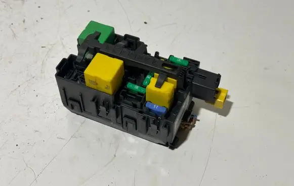 Peugeot 308 Fuse module 9806192580