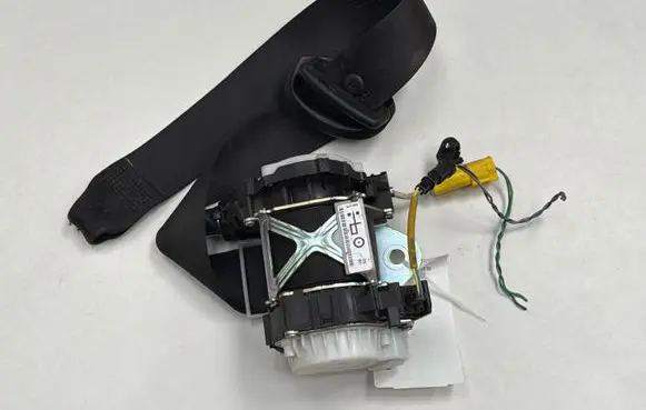 BMW 1 E82 E88 Front seatbelt 34022798