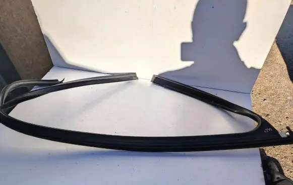 Porsche Cayenne (92A) Front door glass trim molding 7P0837431D