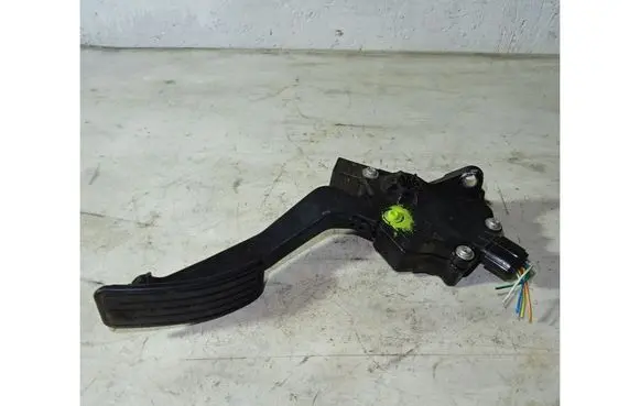 Accelerator throttle pedal