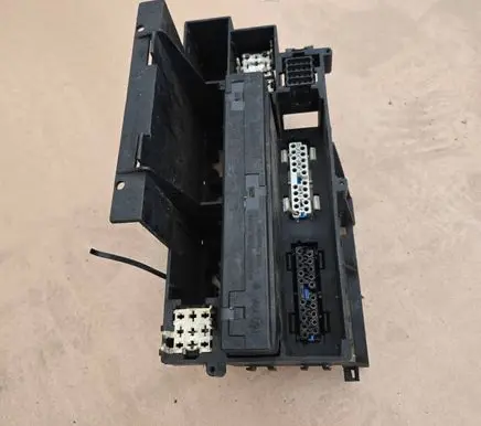 BMW 5 E34 Relay mounting block 1378539 6113 1379739