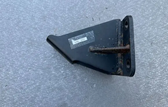 Engine mounting bracket