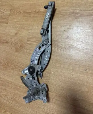 Volkswagen PASSAT B3 Front door manual window regulator 357837402